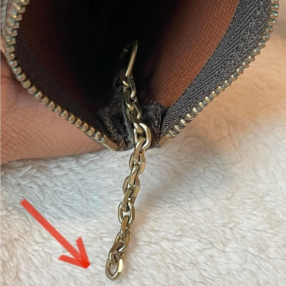 Authentic Louis Vuitton Key Cles in Monogram - Picture 11 of 11